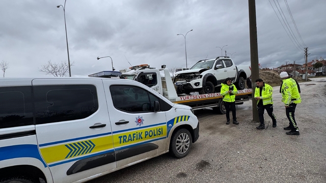 5 metrelik refüjden aşağı uçan araçta 3 kişi yaralandı