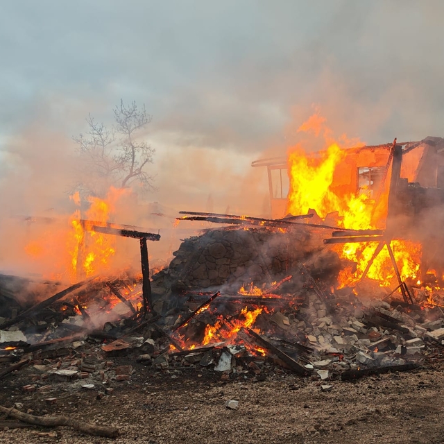Bolu'da kullanılmayan ahşap köy evi yandı