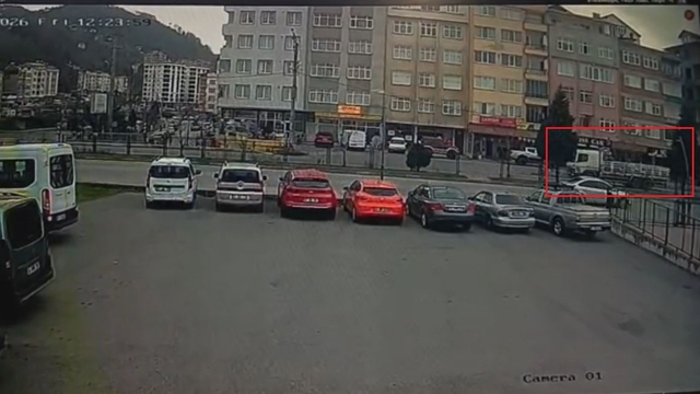 Kamyon kasasında patlayan yangın tüpü, otobüsün üzerine düştü