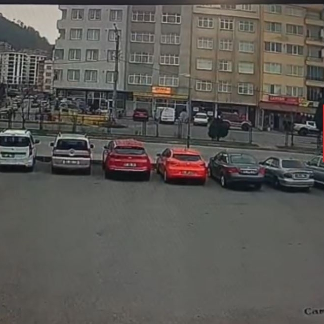 Kamyon kasasında patlayan yangın tüpü, otobüsün üzerine düştü