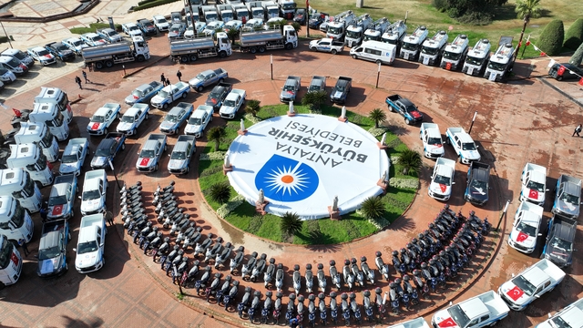 Antalya Büyükşehir Belediyesi araç filosunu güçlendirdi
847 milyon TL'lik yatırımla 256 yeni araç alındı