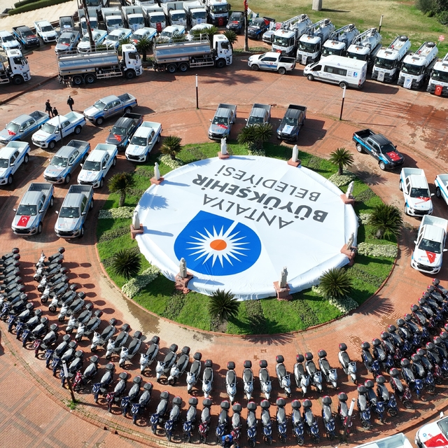 Antalya Büyükşehir Belediyesi araç filosunu güçlendirdi
847 milyon TL'lik y...