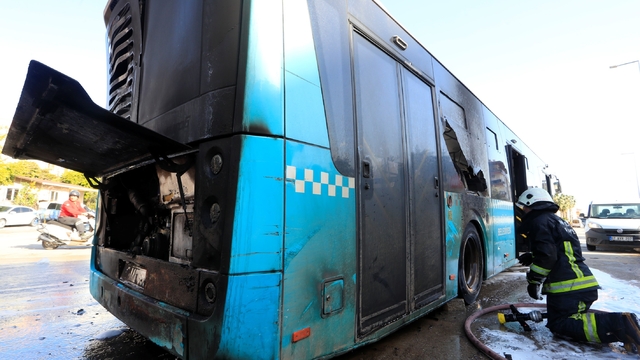 Antalya'da seyir halindeki halk otobüsü alevlere teslim oldu
Otobüs şoförünün dumanları fark edip yolcuları indirmesi muhtemel faciayı önledi