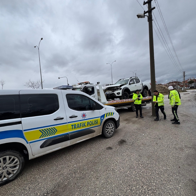 5 metrelik refüjden aşağı uçan araçta 3 kişi yaralandı