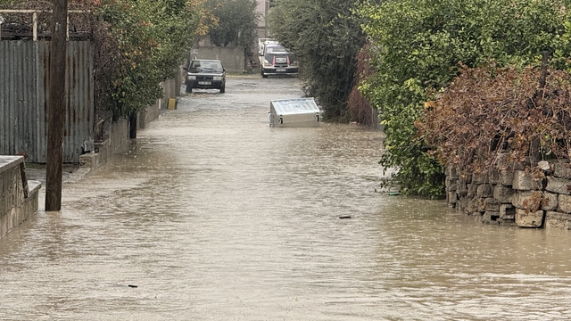 Tarsus'ta sağanak yağış etkili oluyor