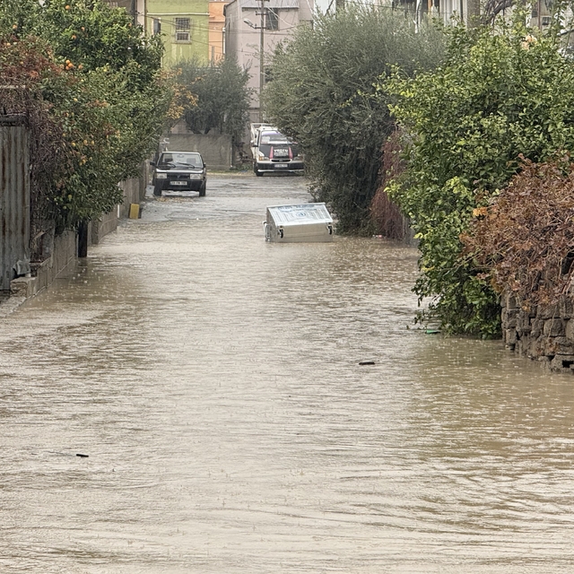 Tarsus'ta sağanak yağış etkili oluyor