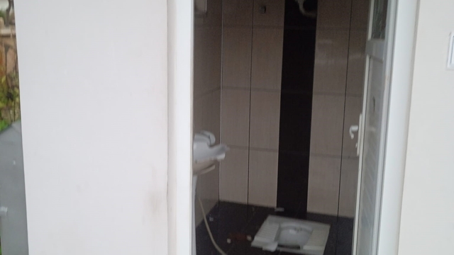 Alanya'da umumi tuvaletin camları ve seramiklerini kırdılar
Mahalle muhtarı, 'Adalet peşinizde, mutlaka adalete teslim olacaksınız' diyerek tepki gösterdi