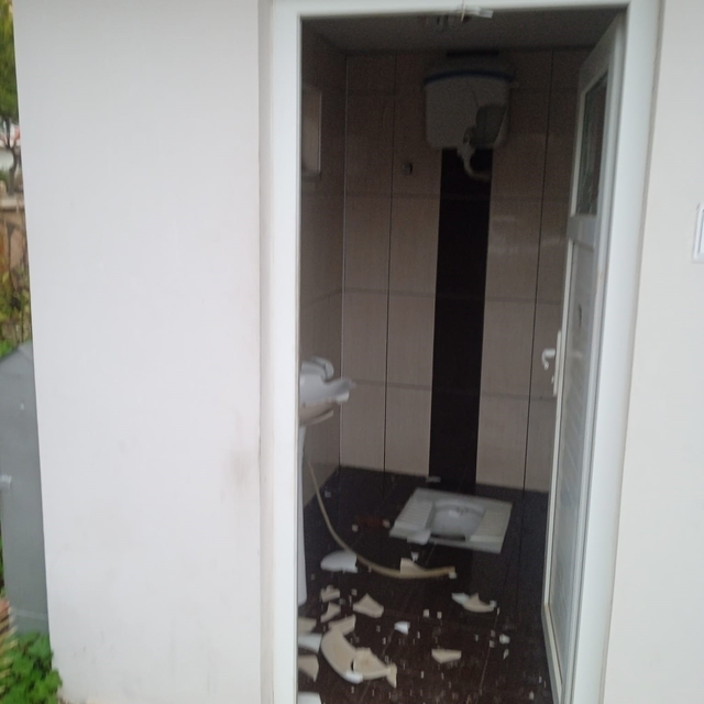 Alanya'da umumi tuvaletin camları ve seramiklerini kırdılar
Mahalle muhtarı...