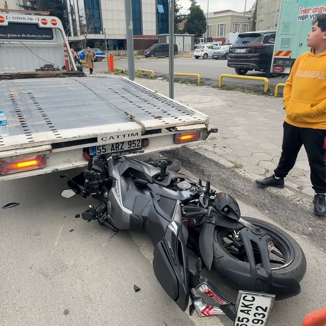 Hafif ticari araç ile çarpışan motosikletin sürücüsü yaralandı
