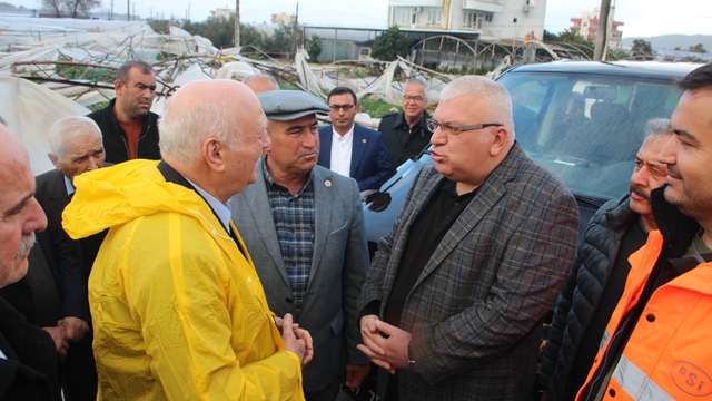 Şemsi Bayraktar'dan sel ve hortumdan zarar gören Antalyalı üreticiler için destek talebi
Türkiye Ziraat Odaları Birliği Genel Başkanı Şemsi Bayraktar:
"Don felaketinden zarar gören üreticilerimize nasıl nakdi yardım yapıldıysa, bu bölgede sel ve hortumdan zarar gören üreticilerimize de aynı desteğin verilmesini istiyoruz"