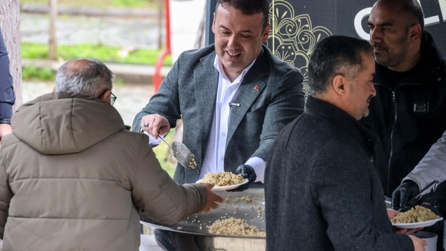 Vali Sözer Şeyh Edebali Türbesi'nde şifalı pilav ikramına katıldı