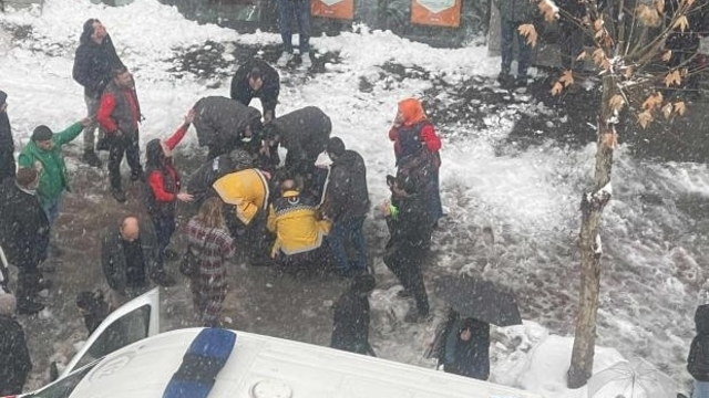 Çatıdan üzerine kar kütlesi düşen kadın öldü