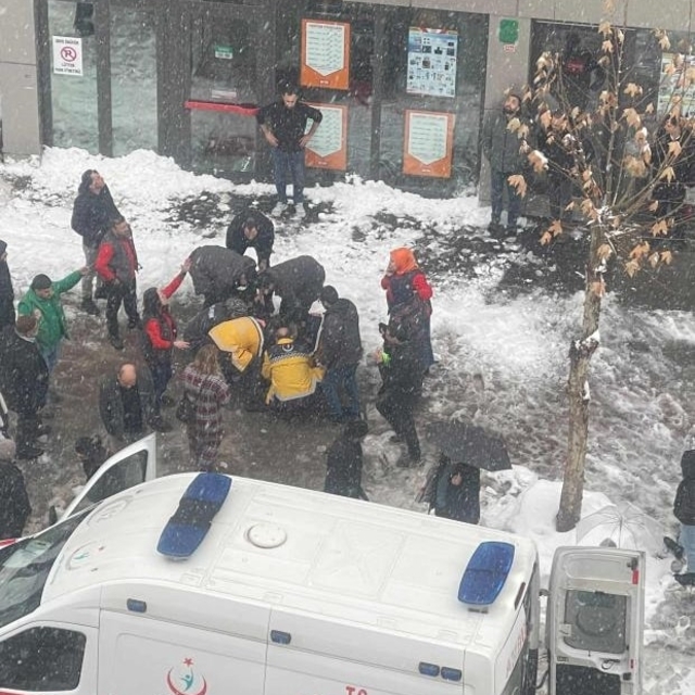 Çatıdan üzerine kar kütlesi düşen kadın öldü