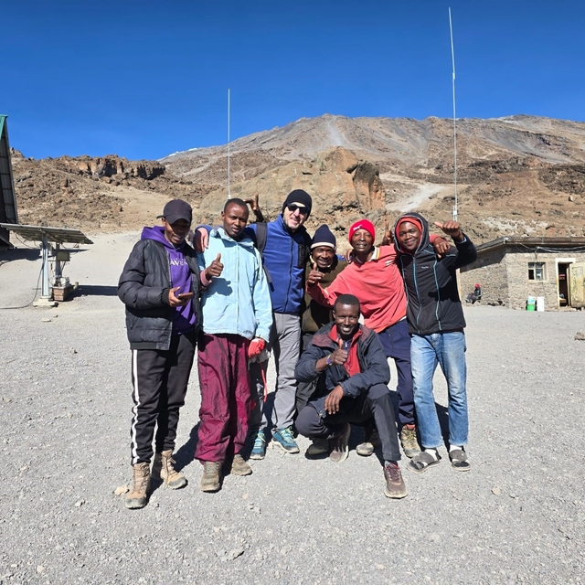 Hakkarili eğitimci Kilimanjaro'ya tırmandı