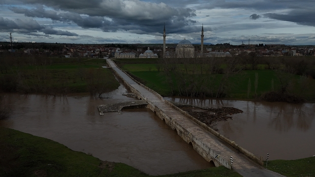 Tunca Nehri alarm veriyor: Tarım arazileri sular atında kaldı