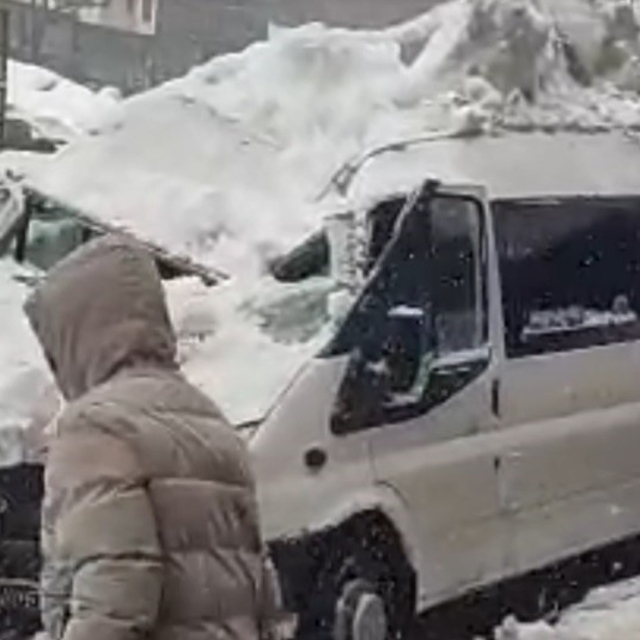 Çatıdan düşen kar kütlesi aracı kullanılmaz hale getirdi