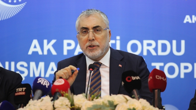 Bakan Işıkhan: "TÜİK verilene göre işsizlik oranı son 25 yılın en düşük seviyesinde"
"3 yılda 3 milyon gencimizin istihdama katılmasını sağlayacağız"
"İşgücü Uyum Programımızla, bu dönemde Türkiye genelinde 50 bini aşkın kontenjan tanımlayacağız"
"Maalesef CHP'li belediyelerin beceriksiz yönetimleri yüzünden her gün yeni bir rezalete, skandala uyanıyoruz"