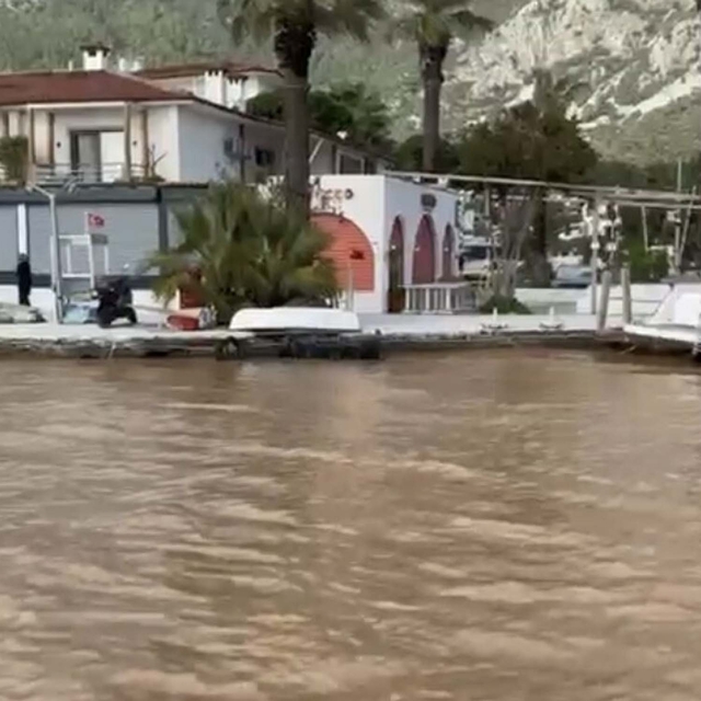 'Sakin Şehir'de denizin rengi değişti