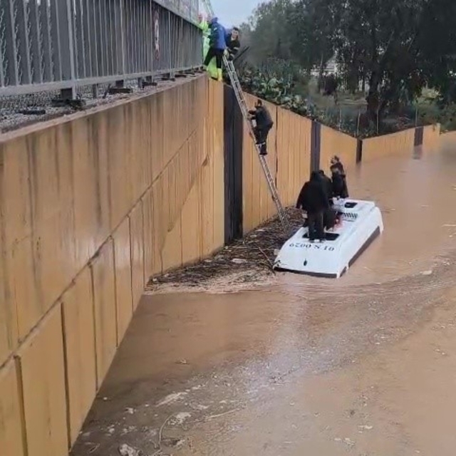 Sağanak yağmura servis aracında yakalananlar merdivenle kurtarıldı