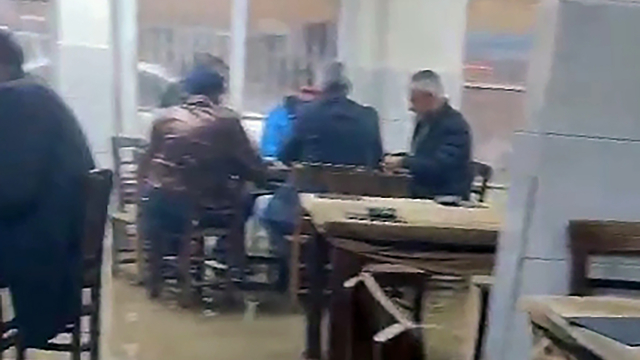 Adana'da sağanak hayatı olumsuz etkiledi (6)