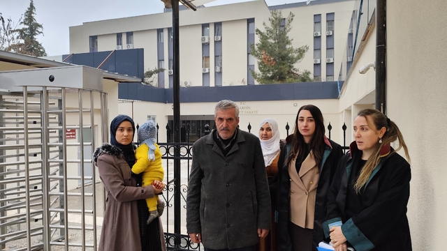 Aracına bomba koyan oğlunun tahliyesini istedi