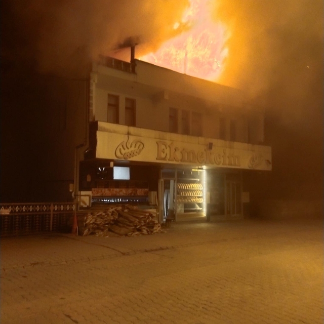 Kastamonu'da çıkan çatı yangını itfaiye tarafından söndürüldü