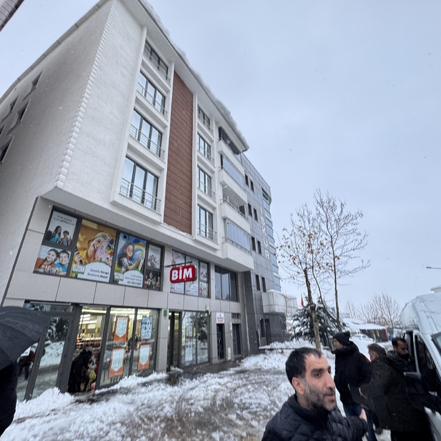 Bingöl'de üzerine buzla karışık kar kütlesi düşen kadın hayatını kaybetti