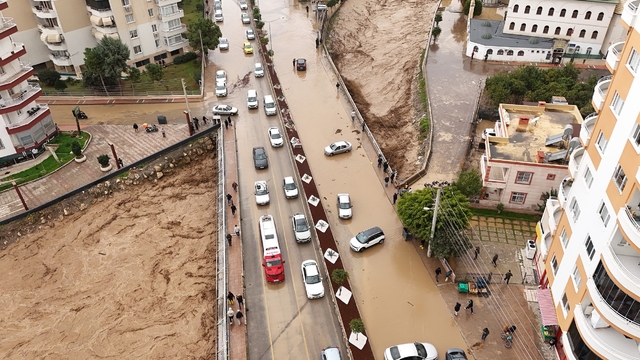 Mersin'de ekipler sel mesaisinde
Belediye ve MESKİ ekipleri selin tahribatını onarmaya çalışıyor