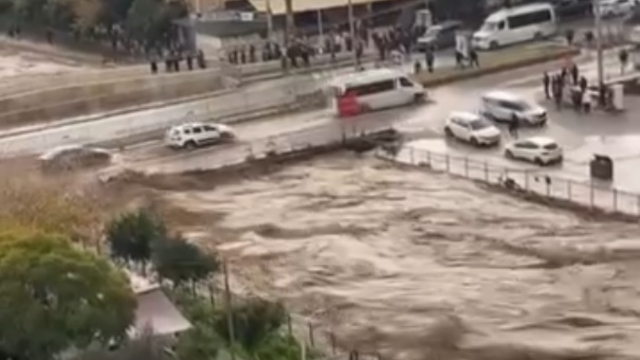 Mersin'de sağanak; dereler taştı, yolları su bastı (4)