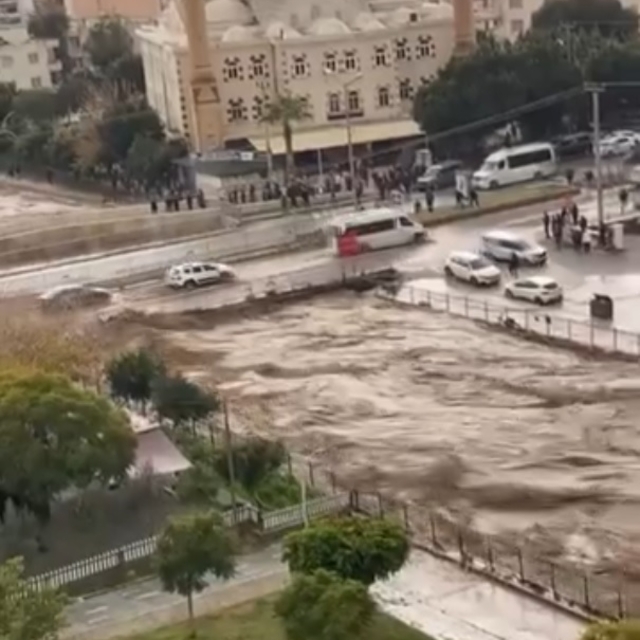 Mersin'de sağanak; dereler taştı, yolları su bastı (4)