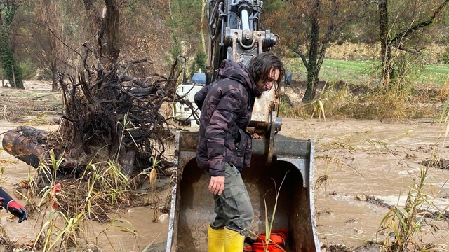 Selde mahsur kalan vatandaş kepçeyle kurtarıldı