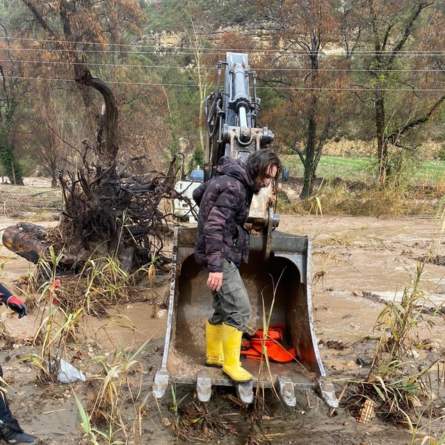 Selde mahsur kalan vatandaş kepçeyle kurtarıldı