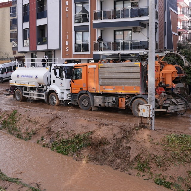 Kemalpaşa'da menfeze sıkışan aracı kurtarma çalışmaları sürüyor