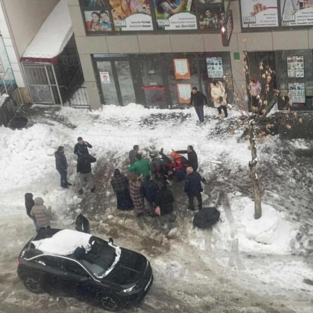 Çatıdan düşen kar kütlesinin altında kalan kadın hayatını kaybetti