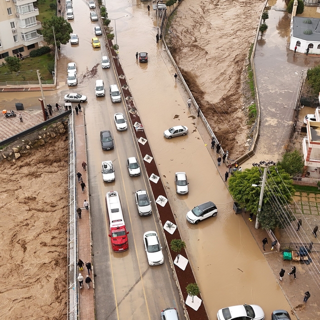Mersin'de ekipler sel mesaisinde
Belediye ve MESKİ ekipleri selin tahribatı...