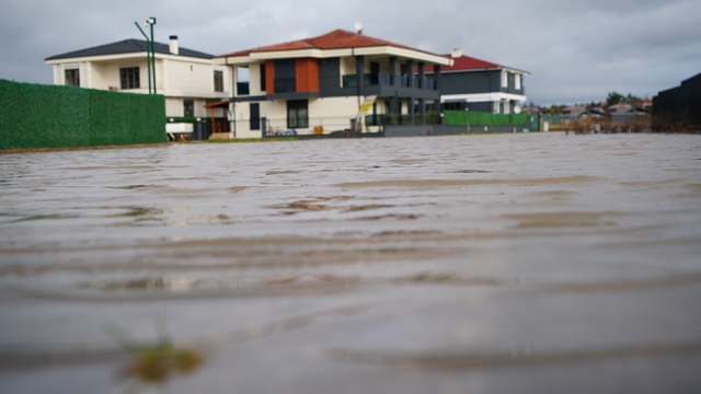 Edirne'de milyonluk villalar sular altında kaldı