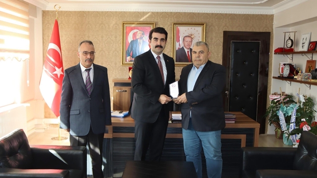 Tomarza'da vergi dairesi bünyesinde 41 yıl görev yapan memura kaymakamdan plaket