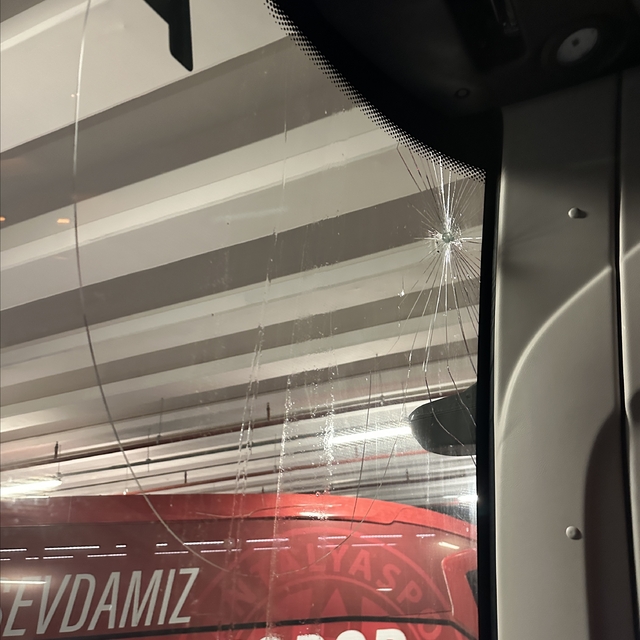 Trabzonspor'un Antalya deplasmanındaki takım otobüsüne taşlı saldırı