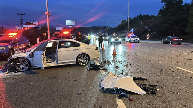 Çanakkale'de 2 otomobil çarpıştı; 1'i ağır 5 yaralı
