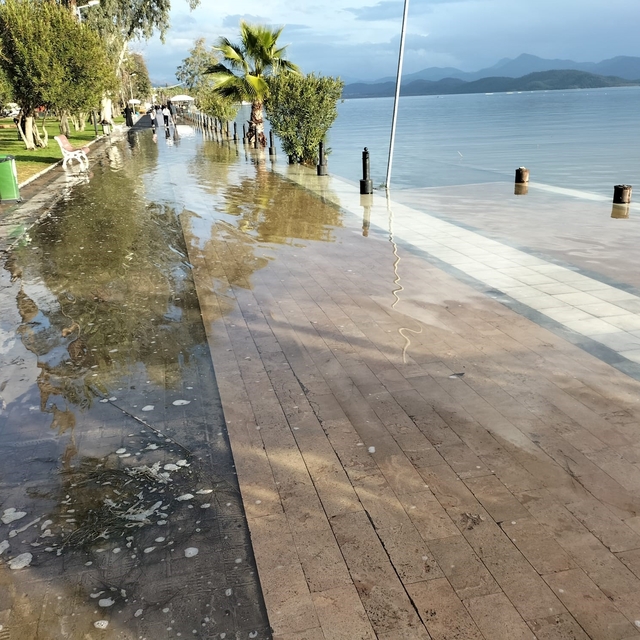 Köyceğiz Gölü taştı, Atatürk Kordonu sular altında kaldı