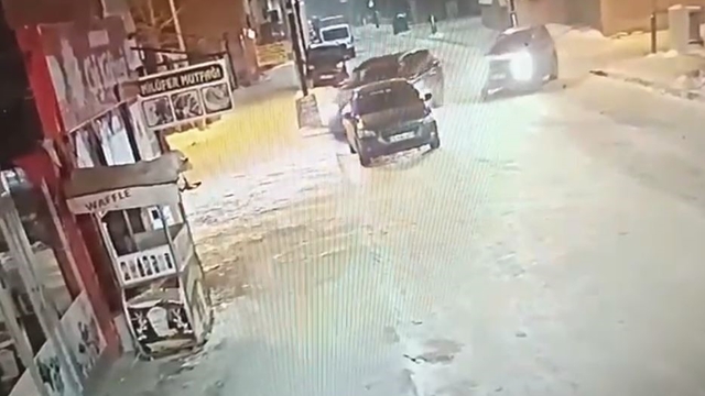 Ardahan'da otomobil iş yerine daldı