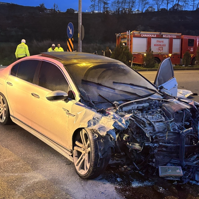 Çanakkale'de iki otomobil çarpıştı: 5 kişi yaralandı