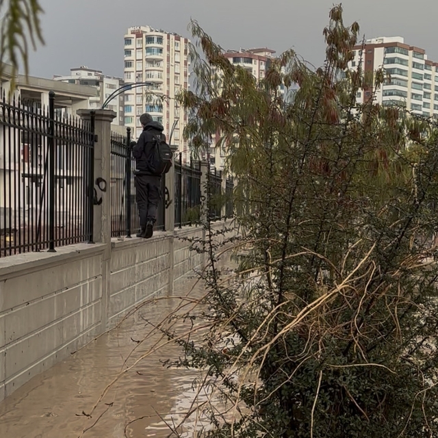 Selde kaldırım kayboldu, hastane duvarından yürüyerek geçti