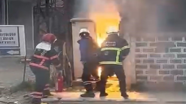 Sakarya'da trafo yangınındaki patlama paniğe neden oldu
Trafo yangına müdahale esnasındaki patlama kamerada