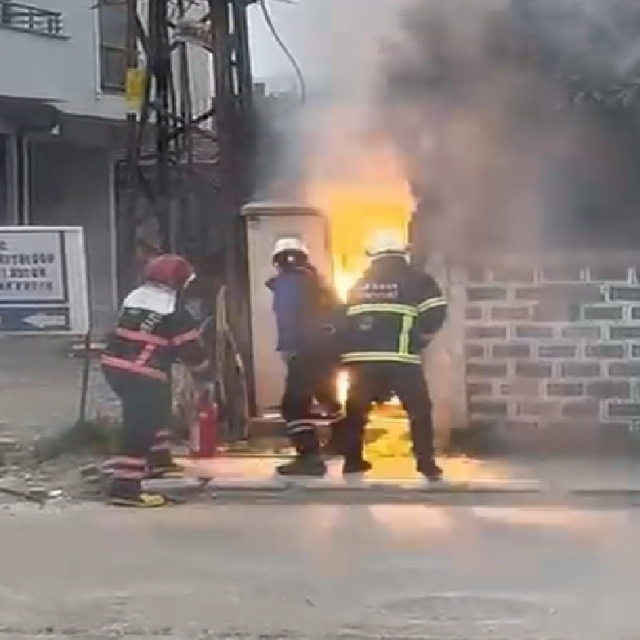 Sakarya'da trafo yangınındaki patlama paniğe neden oldu
Trafo yangına müdah...