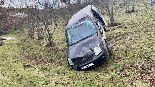 Hafif ticari araç, fındık bahçesine yuvarlandı: 1 ölü, 2 yaralı