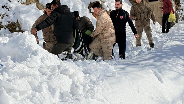 Bingöl'de ekipler karbonmonoksit gazından zehirlenen şahıs için seferber oldu