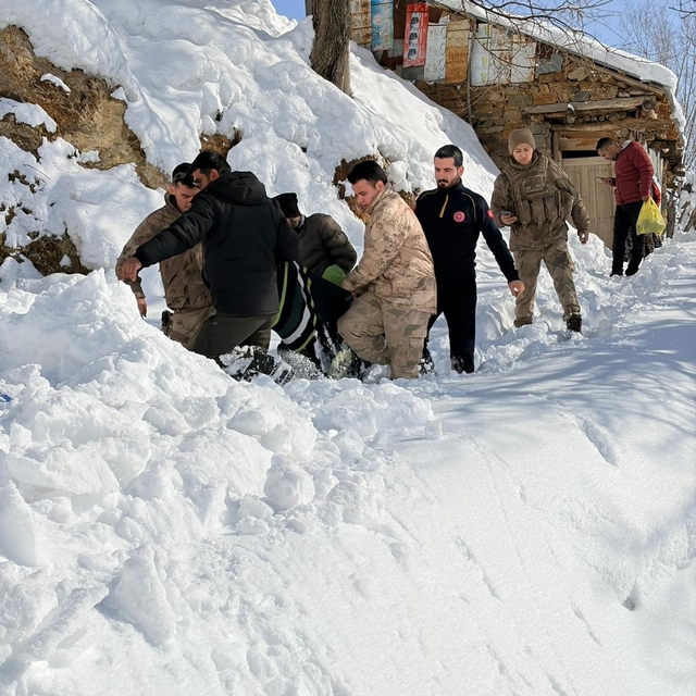 Bingöl'de ekipler karbonmonoksit gazından zehirlenen şahıs için seferber ol...