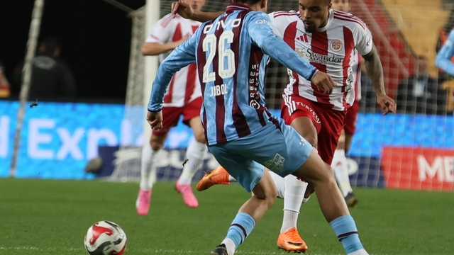 Trendyol Süper Lig: Antalyaspor: 1 - Trabzonspor: 0 (İlk yarı)