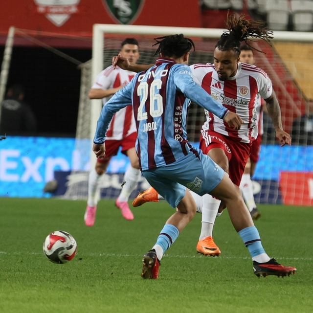 Trendyol Süper Lig: Antalyaspor: 1 - Trabzonspor: 0 (İlk yarı)